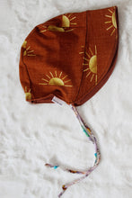 Load image into Gallery viewer, Bonnets in size 18-24M
